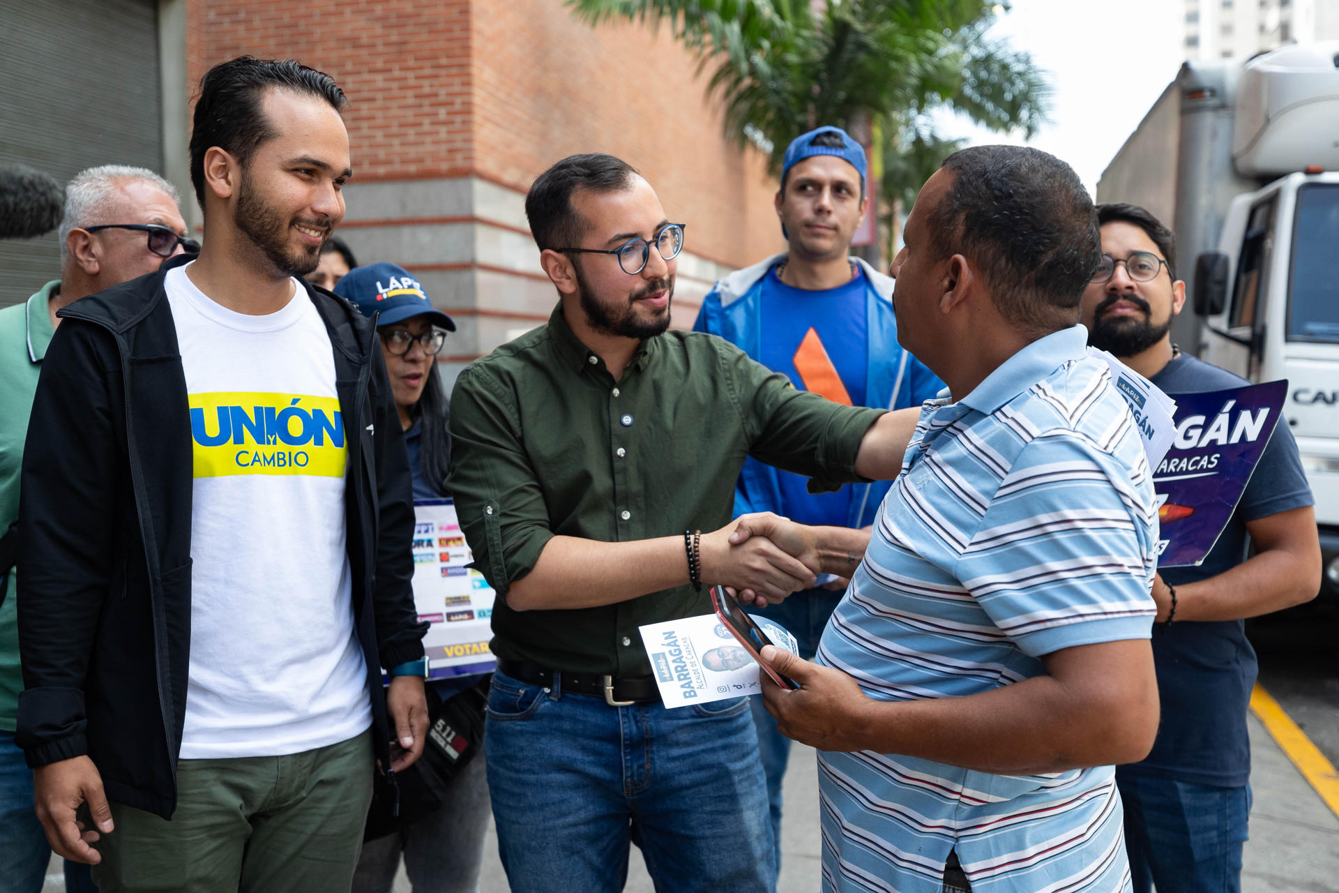 El candidato opositor a la alcaldía del municipio Libertador de Caracas, Jorge Barragán (c), fue captado el pasado 18 de julio al hacer campaña, en Caracas (Venezuela). EFE/Ronald Peña
