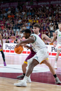 El alero del Unicaja Melvin Ejim con el balón durante el partido de Liga Endesa que el Força Lleida y el Unicaja disputaron esta temporada en el pabellón Espacio Fruta. EFE/ Alex Lopez