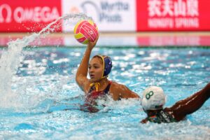La española Daniela Moreno Perez (i.) durante una jugada del partido contra Sudáfrica, correspondiente a la primera jornada del grupo D de la primera fase del torneo femenino de waterpolo de los Mundiales de natación de Singapur. EFE/HOW HWEE YOUNG