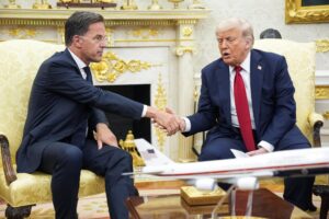 El secretario general de la OTAN, Mark Rutte (izq.), estrecha la mano del presidente de Estados Unidos, Donald Trump, durante una reunión en el Despacho Oval de la Casa Blanca en Washington, DC, EE. UU. EFE/EPA/YURI GRIPAS / POOL