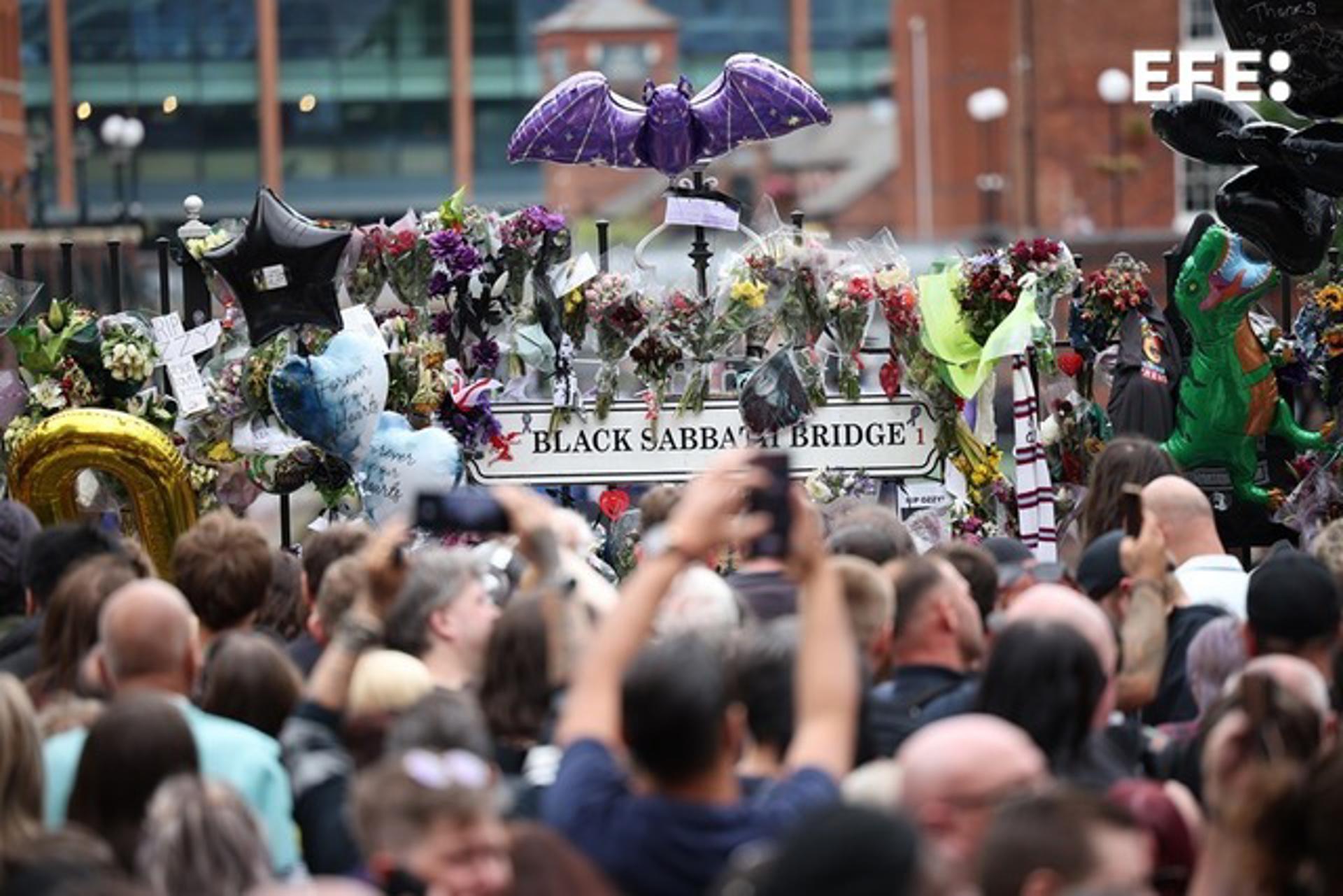 Seguidores de Ozzy Osbourne toman fotos en el puente Black Sabbath de Birmingham el 30 de julio de 2025. EFE/EPA/ADAM VAUGHAN
