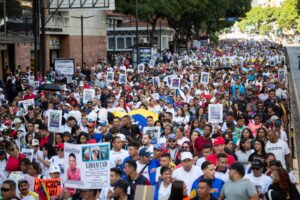 Cientos de personas participan en una marcha del oficialismo para exigir la liberación de niños venezolanos retenidos en Estados Unidos este jueves, en Caracas (Venezuela). EFE/ Ronald Peña R