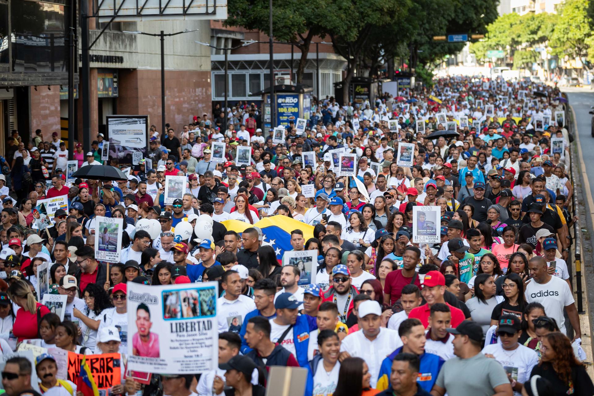 Cientos de personas participan en una marcha del oficialismo para exigir la liberación de niños venezolanos retenidos en Estados Unidos este jueves, en Caracas (Venezuela). EFE/ Ronald Peña R