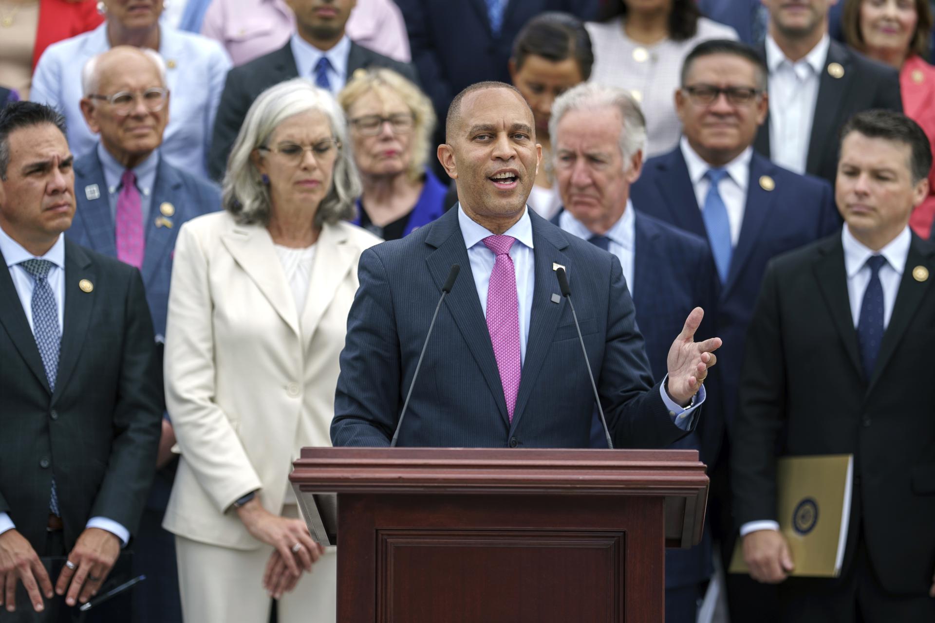 El líder de la minoría de la Cámara de Representantes de Estados Unidos, Hakeem Jeffries (C), habla durante una conferencia de prensa en el Capitolio de Estados Unidos en Washington, DC, EE. UU., el 2 de julio de 2025. EFE/EPA/Will Oliver