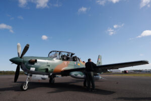 Fotografía de un avión de defensa AT-29 Super Tucano durante la Primera Brigada Aérea de la Fuerza Aérea Paraguaya, este lunes en Luque (Paraguay). EFE/ Juan Pablo Pino