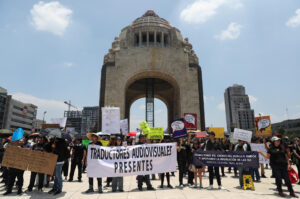 Personas participan en una manifestación este domingo, en el Monumento a la Revolución en Ciudad de México (México). EFE/ Mario Guzmán