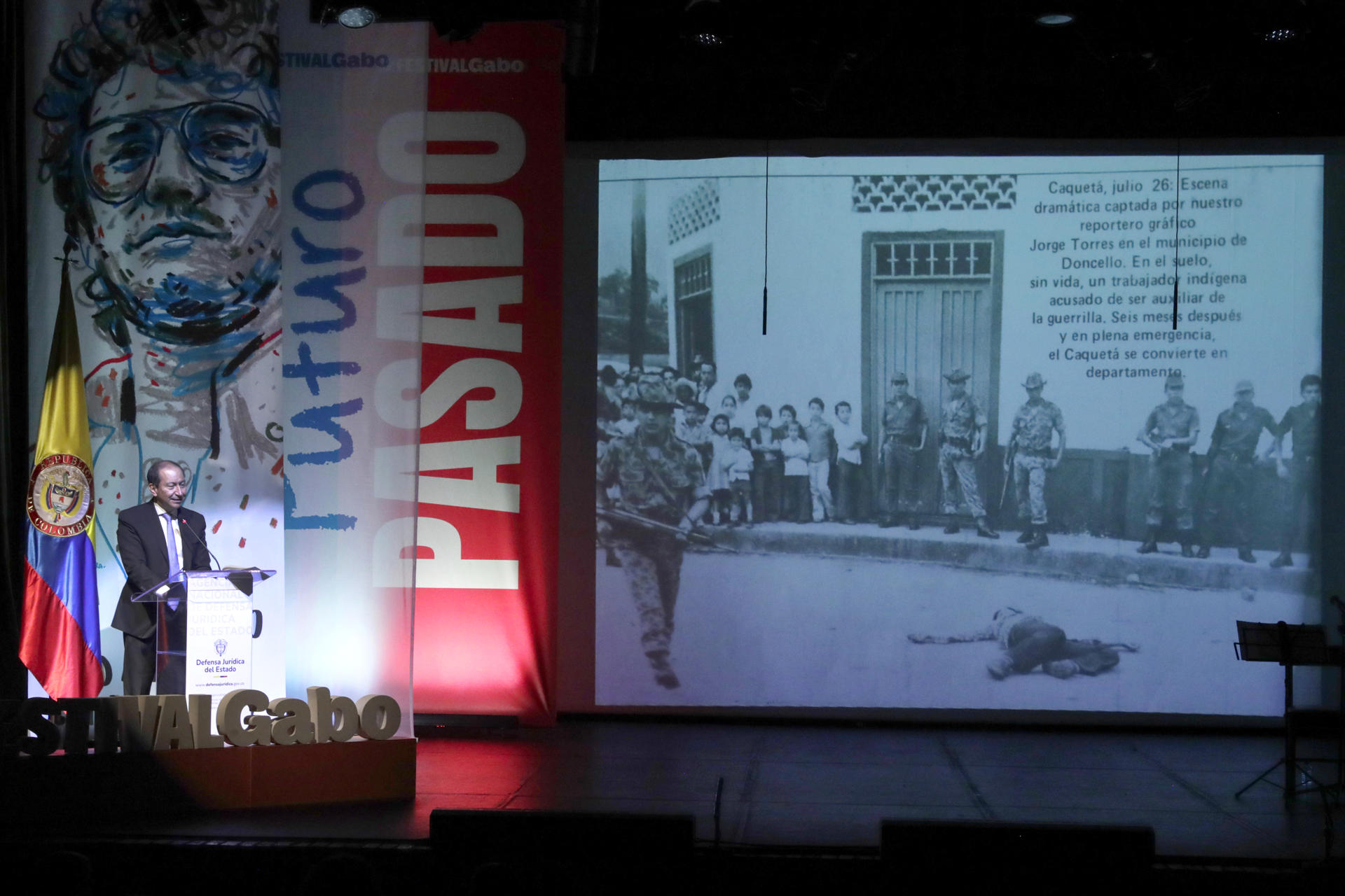 El director del periódico El Tiempo y representante de la Sociedad Interamericana de Prensa, Andrés Mompotes, habla en un acto de reconocimiento de responsabilidad internacional del Estado colombiano este viernes, en Bogotá (Colombia). EFE/ Carlos Ortega