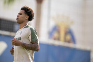 El jugador del Villarreal, Tajon Buchanan, durante el entrenamiento realizado tras el acuerdo alcanzado con el Inter de Milán para el traspaso al club 'groguet' del internacional absoluto con la selección de Canadá, que ya estuvo cedido en el equipo amarillo en la segunda parte de la pasada campaña y que ha firmado un contrato hasta 2030. EFE/Andreu Esteban