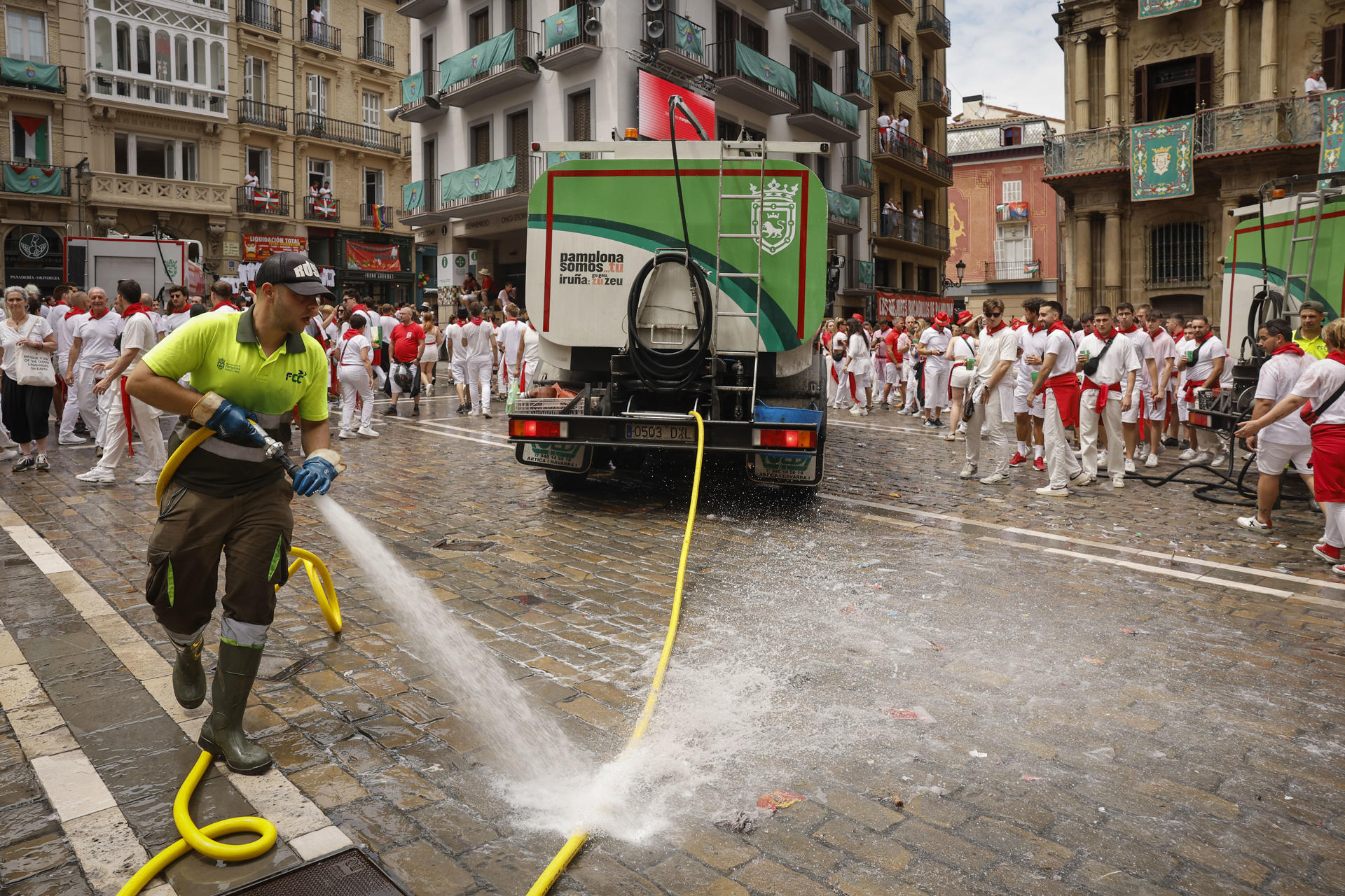 La imagen de numerosas calles del Casco Viejo de Pamplona abarrotadas de vasos de plástico y otros envases que se repite todas las mañanas de los Sanfermines para algunos es inevitable pero para otros es atajable, con medidas que pasan por la educación de la ciudadanía y por prácticas previas y posteriores al reciclaje. En una ciudad que del 6 al 14 de julio puede cuadruplicar su habitual población de 208.000 personas, que en esos días celebran fundamentalmente en la vía pública una fiesta en la que se come y se bebe a cualquier hora, el año pasado se recogieron 1.165.280 kilos de basura. EFE/Villar López