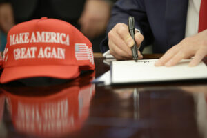 Fotografía de archivo del presidente de Estados Unidos, Donald Trump, firmando órdenes ejecutivas en la Oficina Oval de la Casa Blanca en Washington (EE.UU.). EFE/EPA/SAMUEL CORUM / POOL /ARCHIVO