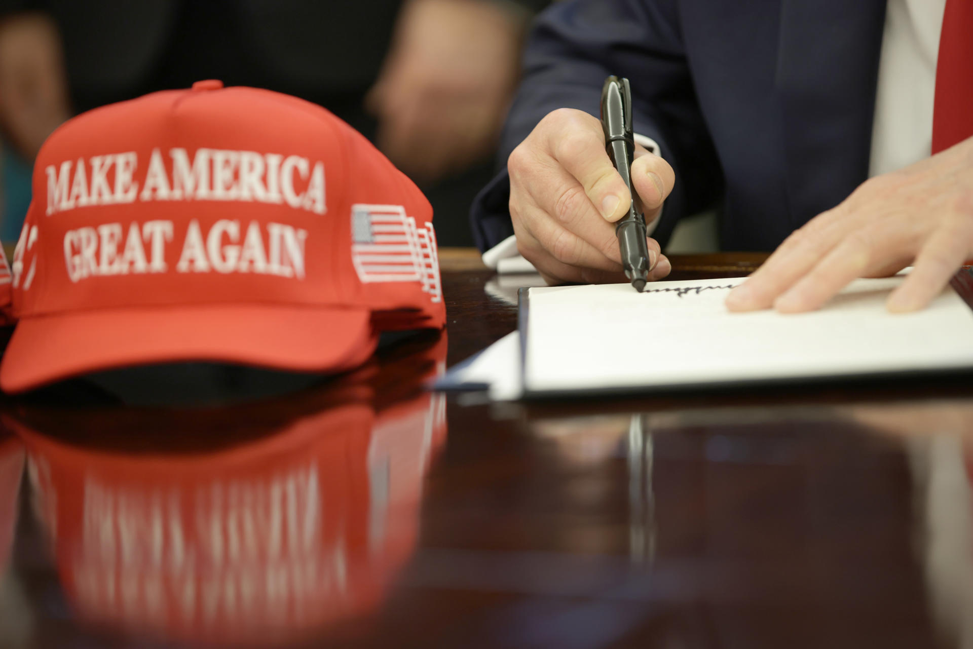 Fotografía de archivo del presidente de Estados Unidos, Donald Trump, firmando órdenes ejecutivas en la Oficina Oval de la Casa Blanca en Washington (EE.UU.). EFE/EPA/SAMUEL CORUM / POOL /ARCHIVO
