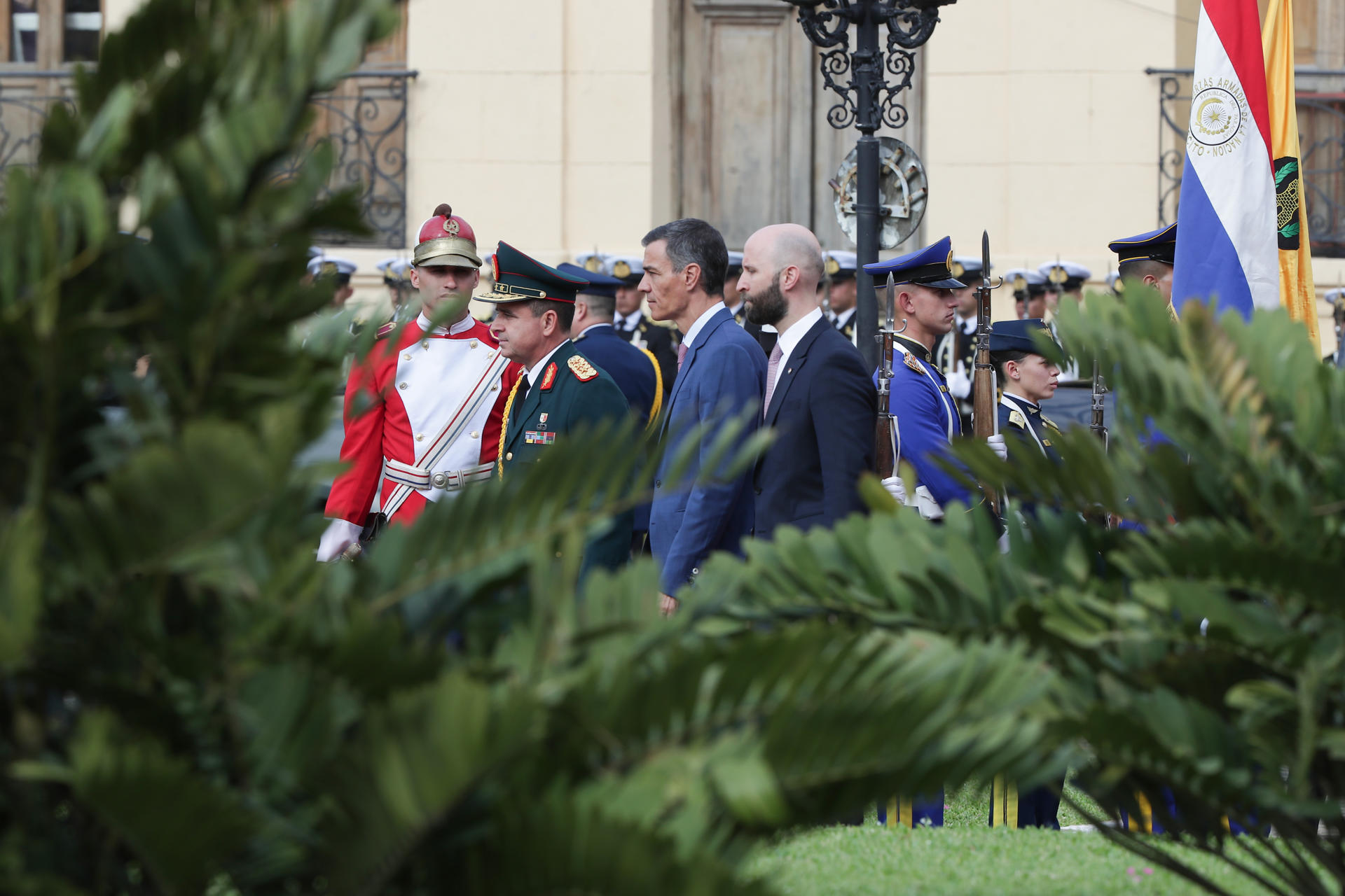 El presidente del Gobierno de España, Pedro Sánchez (c), llega al Palacio de López para reunirse con el presidente de Paraguay, Santiago Peña, este miércoles en Asunción (Paraguay). EFE/Juan Pablo Pino