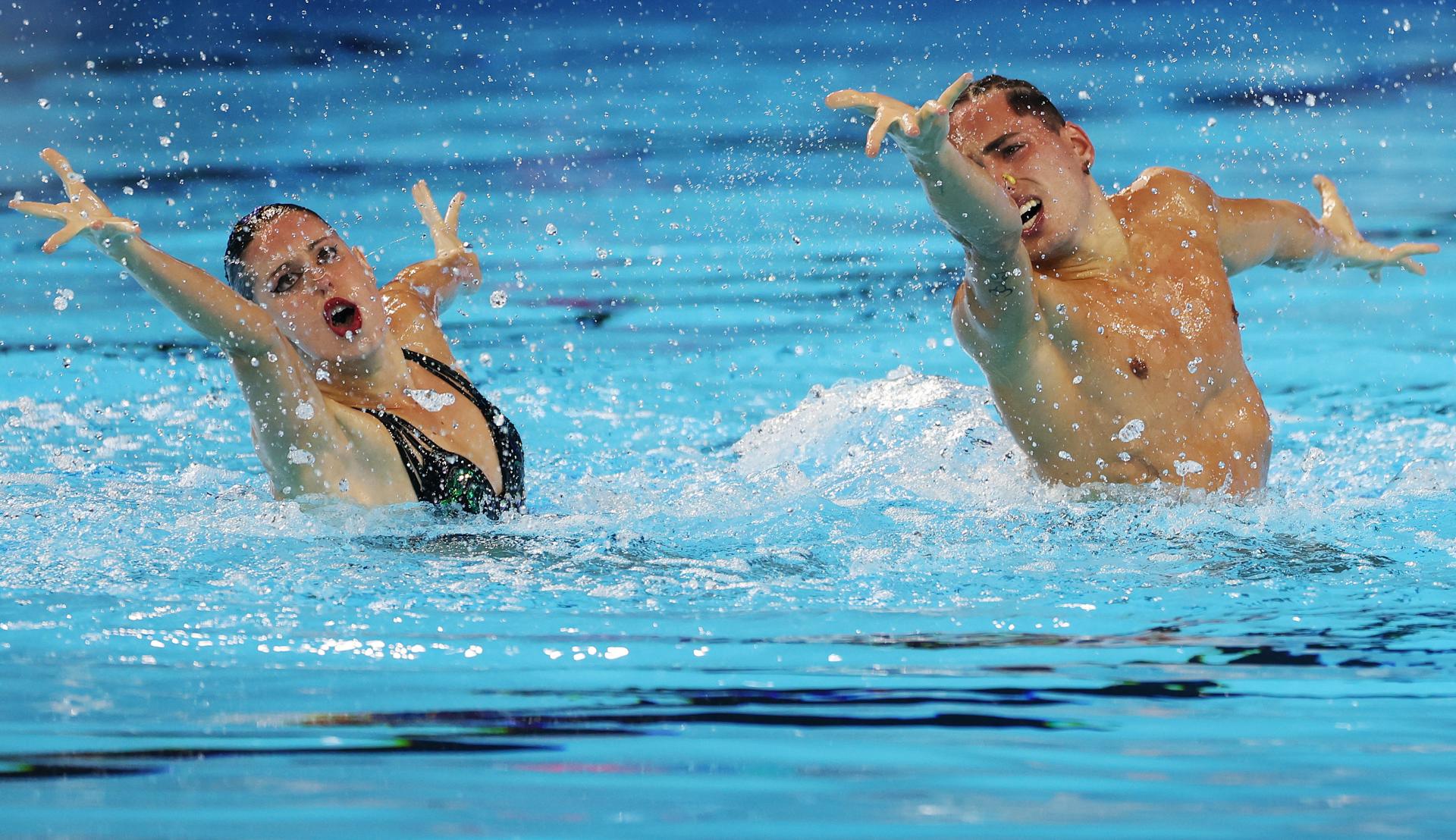 Dennis Gonzalez Boneu (d) e Iris Tió (i) dominaron este viernes la rutina libre del dúo mixto y dieron a España la tercera medalla de oro en los Mundiales de Singapur. EFE/EPA/FAZRY ISMAIL