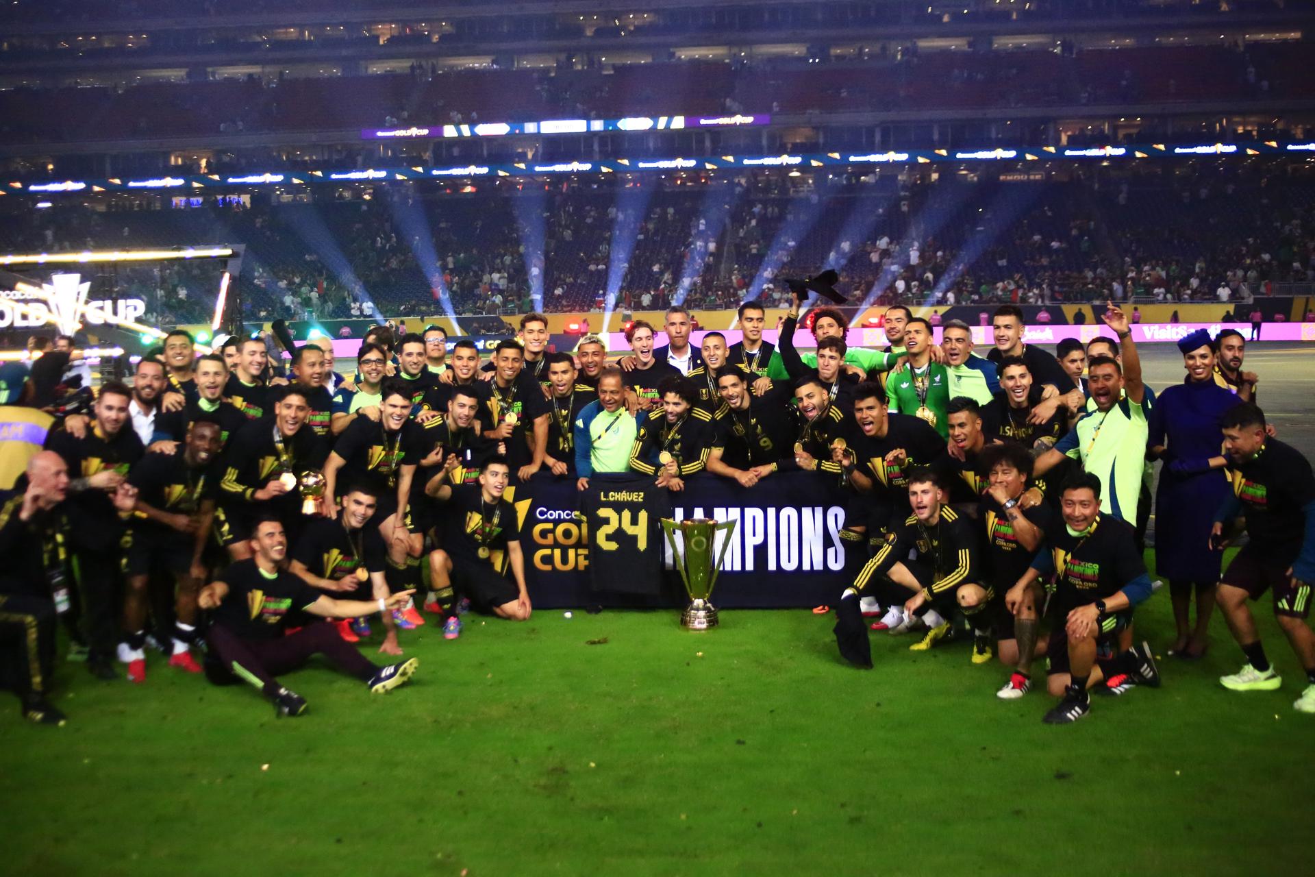 El equipo de México posa con su trofeo de Campeones tras derrotar a Estados Unidos, 2-1, en la final de la Copa Oro de la Concacaf entre Estados Unidos y México en Houston, Texas, (Estados Unidos). EF/CARLOS RAMIREZ