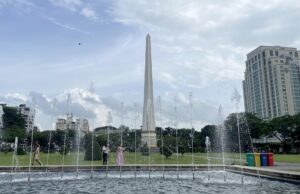 YANGON (Myanmar), 31/07/2025.- People visit the Independence Monument inside Maha Bandoola Park in Yangon, Myanmar, 31 July 2025. (Birmania) EFE/EPA/NYEIN CHAN NAING