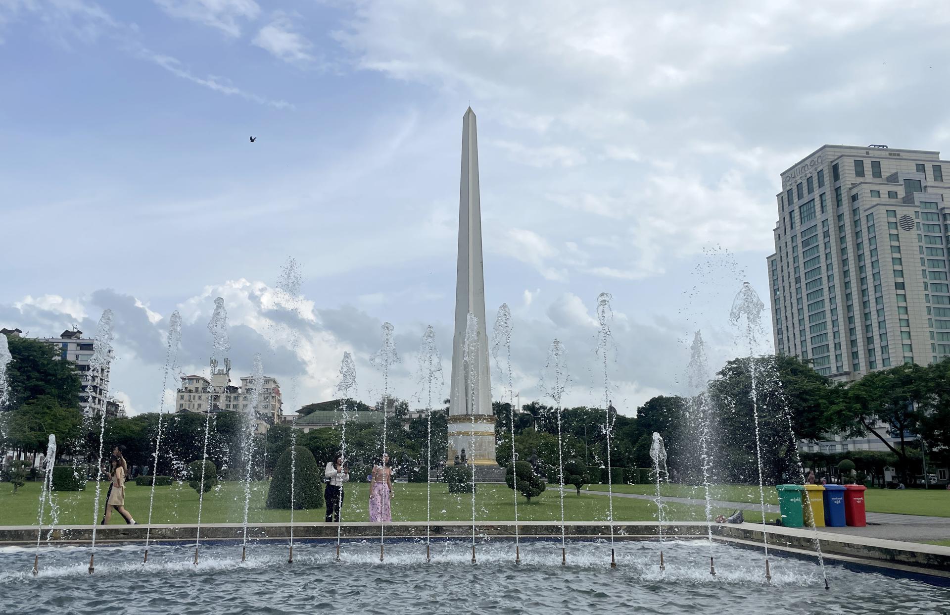 YANGON (Myanmar), 31/07/2025.- People visit the Independence Monument inside Maha Bandoola Park in Yangon, Myanmar, 31 July 2025. (Birmania) EFE/EPA/NYEIN CHAN NAING