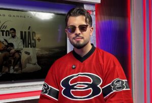 El cantautor español Sebas Garreta al posar este jueves, 24 de julio, durante una entrevista con EFE, en Miami (EE.UU.). EFE/Blanca Escriche