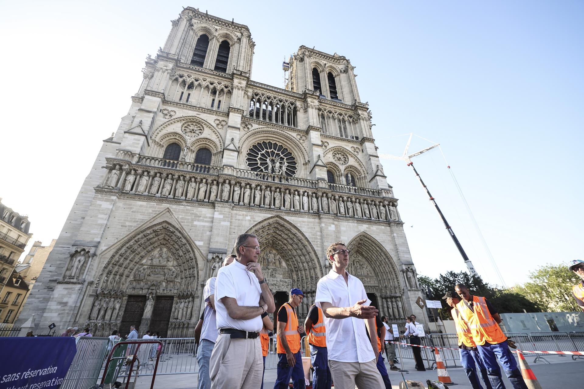 El alcalde del centro de París, Ariel Weil (C), y el rector de la Catedral de Notre Dame, Olivier Ribadeau Dumas (L), hablan con la prensa durante la instalación de la nueva marca del kilómetro 0 frente a la Catedral de Notre Dame, en París, el 1 de julio de 2025. EFE/EPA/TERESA SUAREZ
