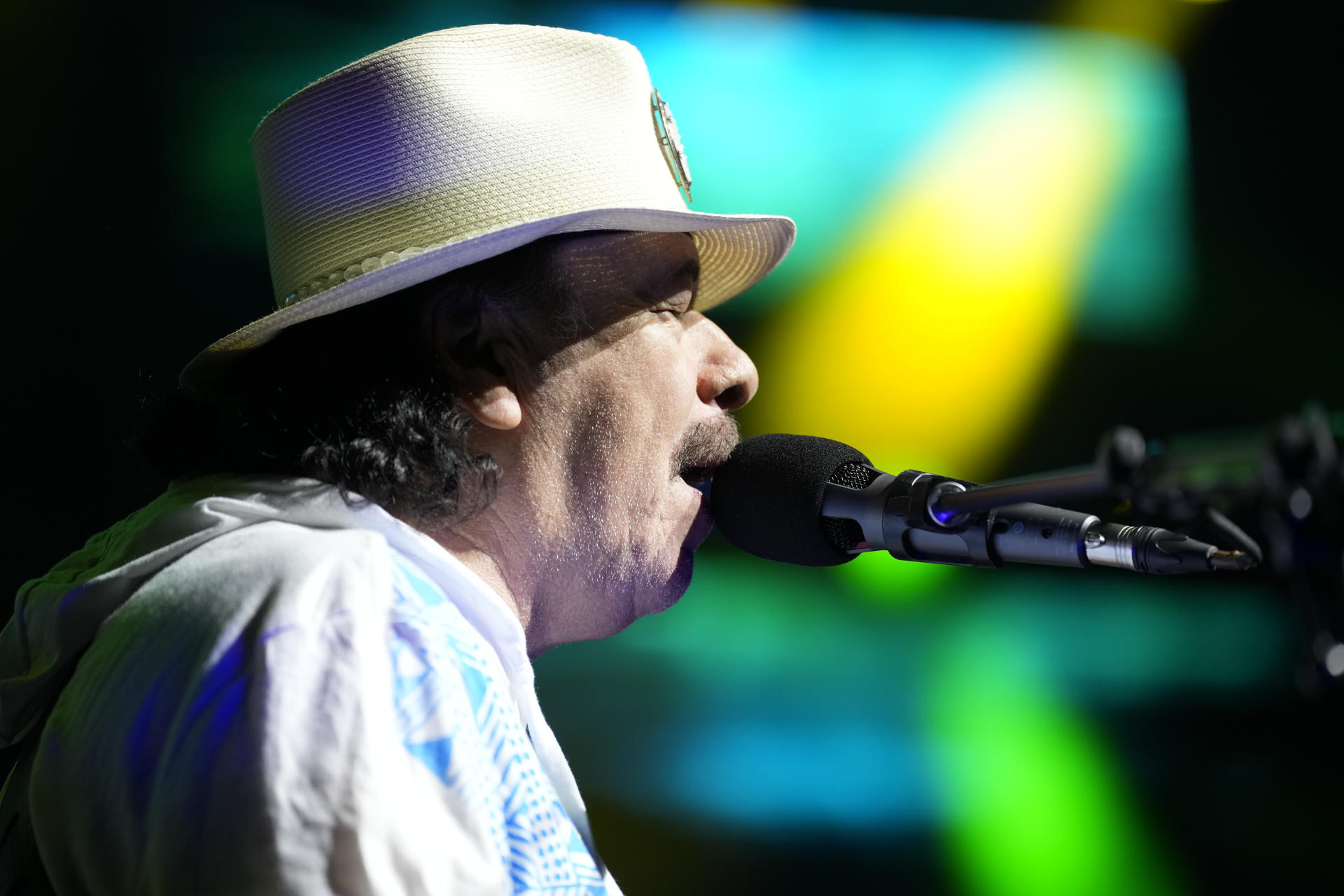 El músico mexicano Carlos Santana durante el concierto que ha ofrecido hoy sábado en el Palau Sant Jordi de Barcelona, incluido en su ´Oneness Tour´. EFE/Alejandro García.