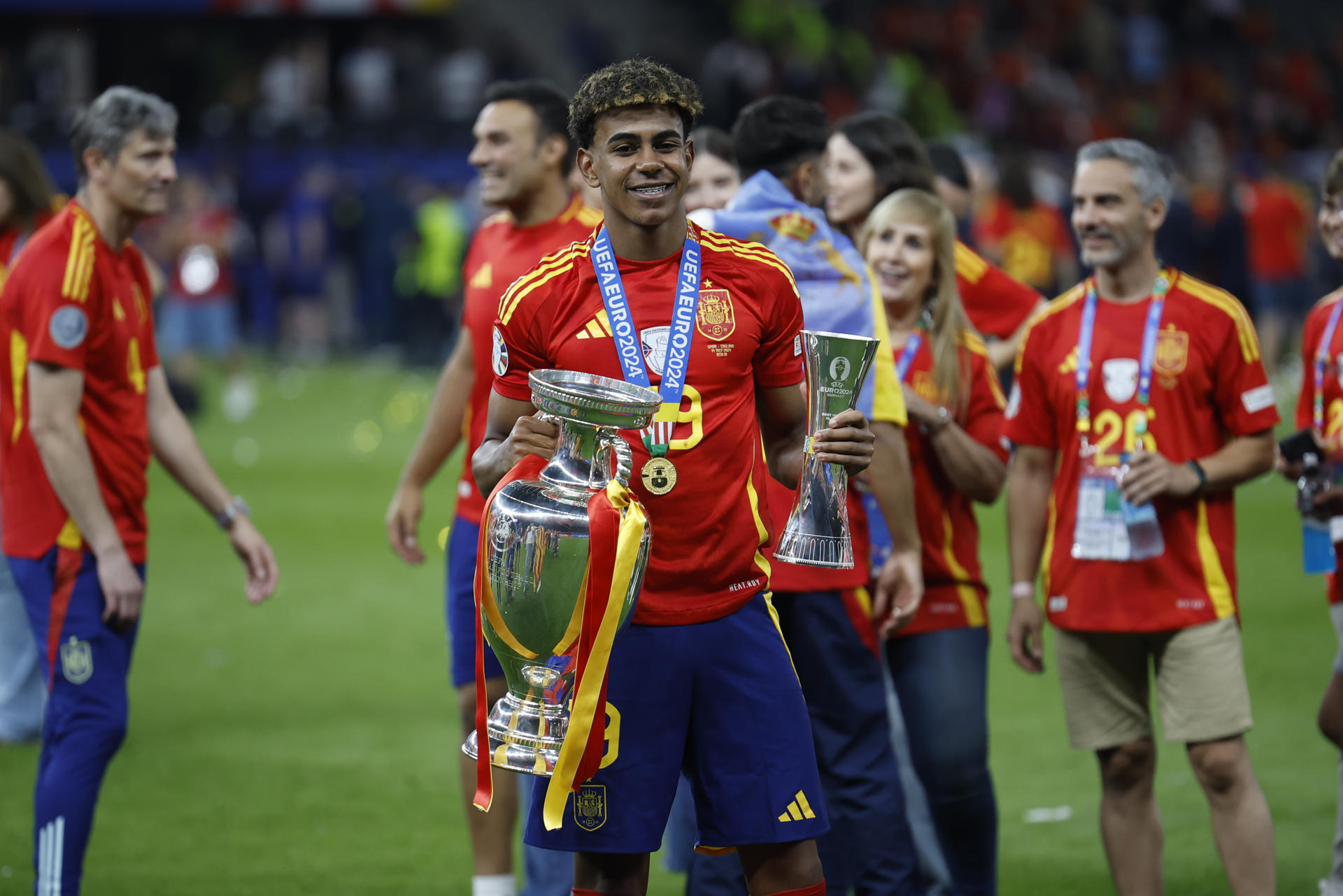 Fotografía de Alberto Estévez, en la que puede verse en una imagen de archivo del 14 de julio de 2024 al jugador de la selección española y del F.C. Barcelona Lamine Yamal tras conquistar la pasada Eurocopa. EFE
