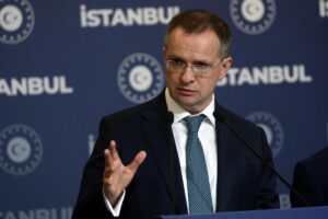 El jefe del equipo negociador ruso, Vladímir Medinski, al intervenir este miércoles, 23 de julio, durante una rueda de prensa, al final de la tercera ronda de negociaciones entre Rusia y Ucrania, países que llevan más de tres años en guerra, en Estambul (Turquía). EFE/Erde, Sahim