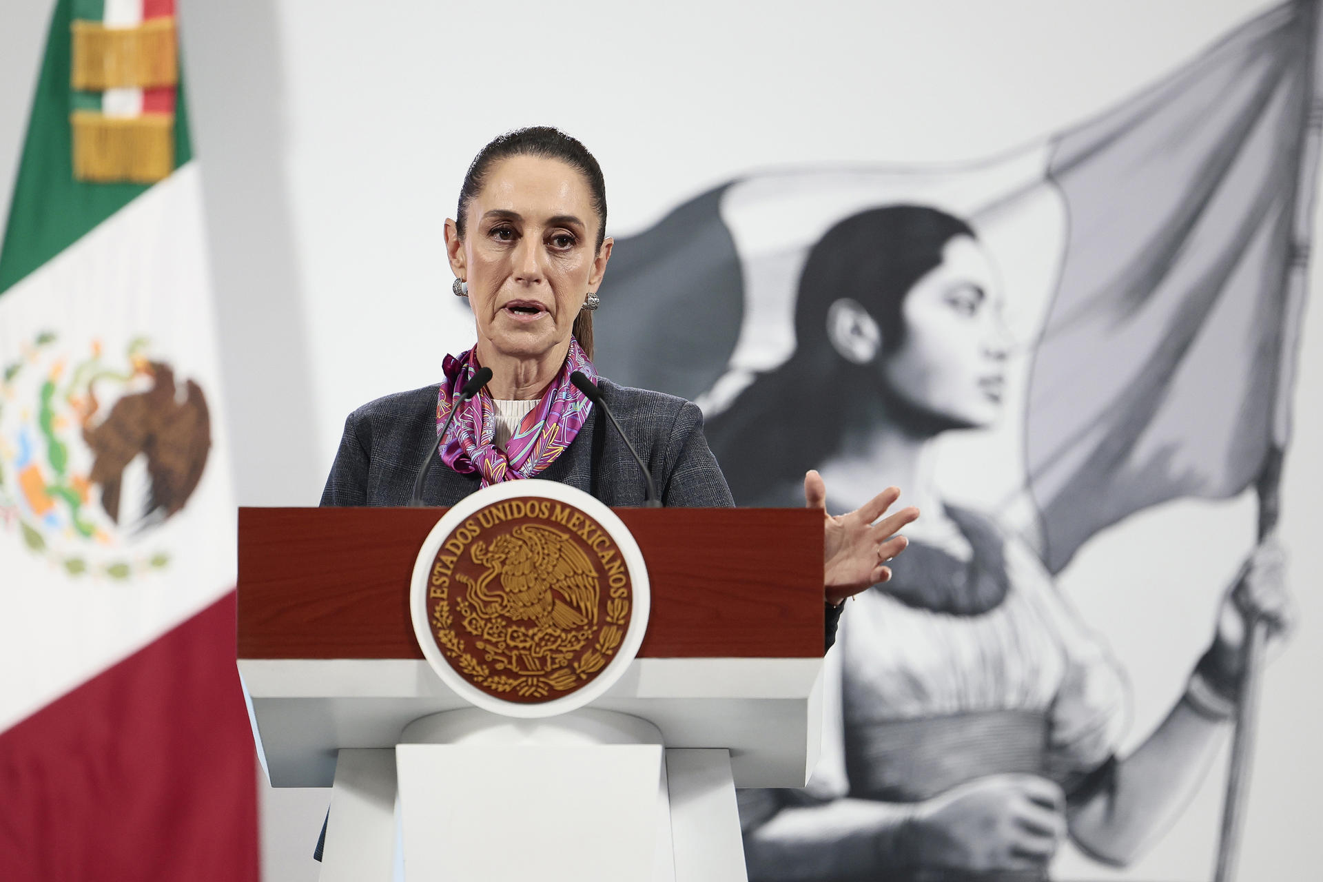 La presidenta de México, Claudia Sheinbaum, habla durante una rueda de prensa este miércoles, en el Palacio Nacional, en Ciudad de México (México). EFE/José Méndez