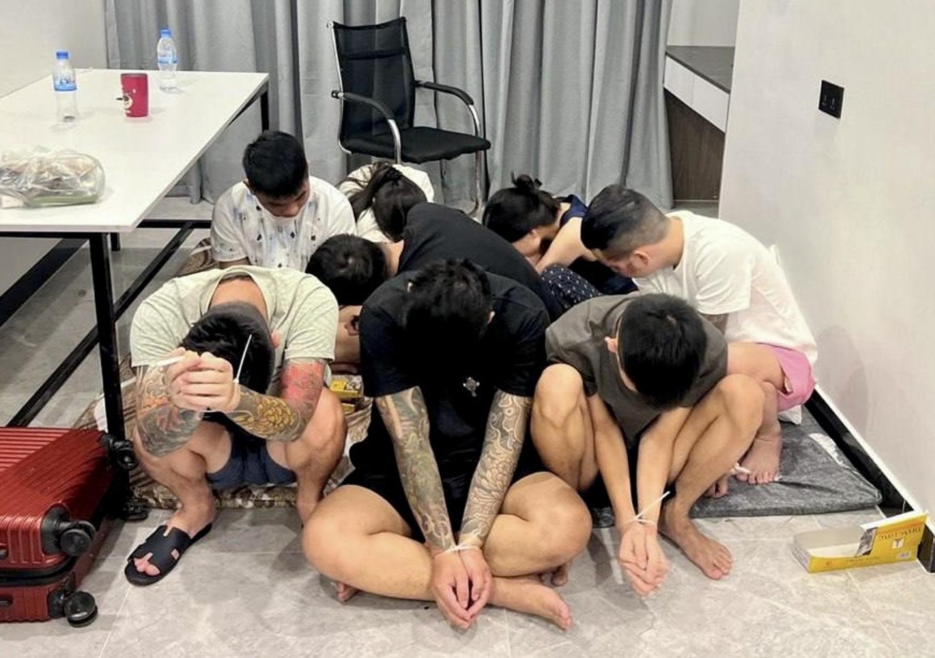 Fotografía de archivo, tomada el 16/07/2025, que muestra a personas detenidas en Camboya por supuestamente pertenecer a grupos criminales que se dedican a las estafas en línea. EFE/EPA/TRA / AKP / POOL