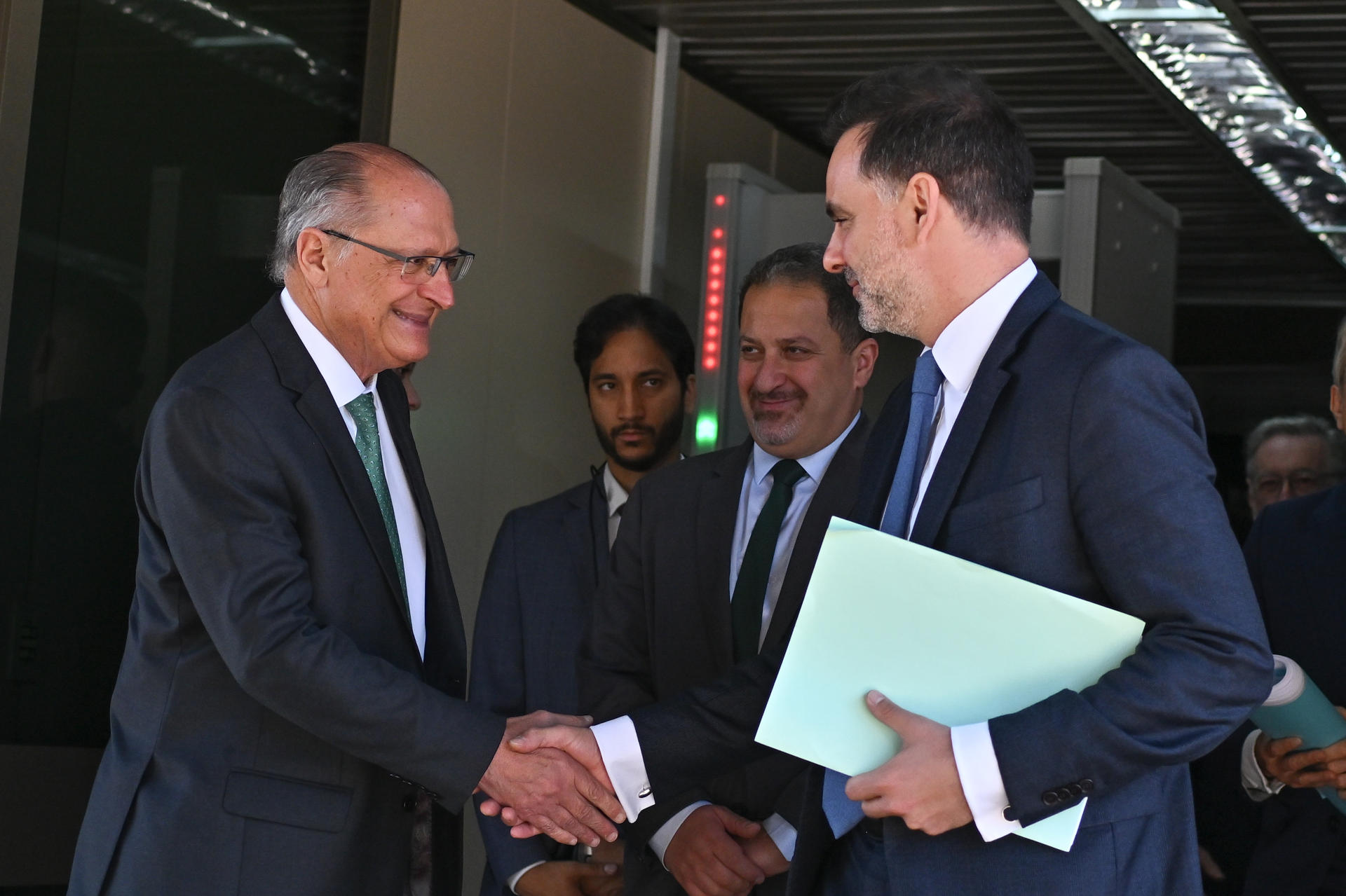 El vicepresidente de Brasil, Geraldo Alckmin (i), saluda al ministro de Comercio Exterior de Francia, Laurent Saint-Martin (d), al finalizar una reunión este miércoles, en el Palacio del Planalto en Brasilia (Brasil). EFE/ Andre Borges