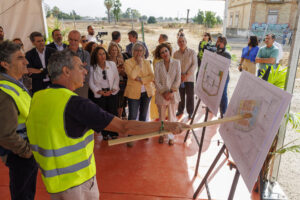 La vicepresidenta primera del Gobierno y ministra de Hacienda, María Jesús Montero (d), junto a la directora general de la Entidad Pública de Suelo SEPES, Leire Iglesias (2d), durante la vista a las obras de urbanización del solar del antiguo cuartel de Artillería 'Daoiz y Velarde' de Sevilla, donde se construirán cerca de mil viviendas de precio asequible que promueve la empresa pública de suelo SEPES. EFE/ Julio Muñoz