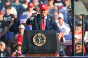 El presidente de Estados Unidos, Donald Trump, al intervenir este jueves, 3 de julio, en mitin político, en Des Moines (Iowa, EE.UU.). EFE./Craig Lassig