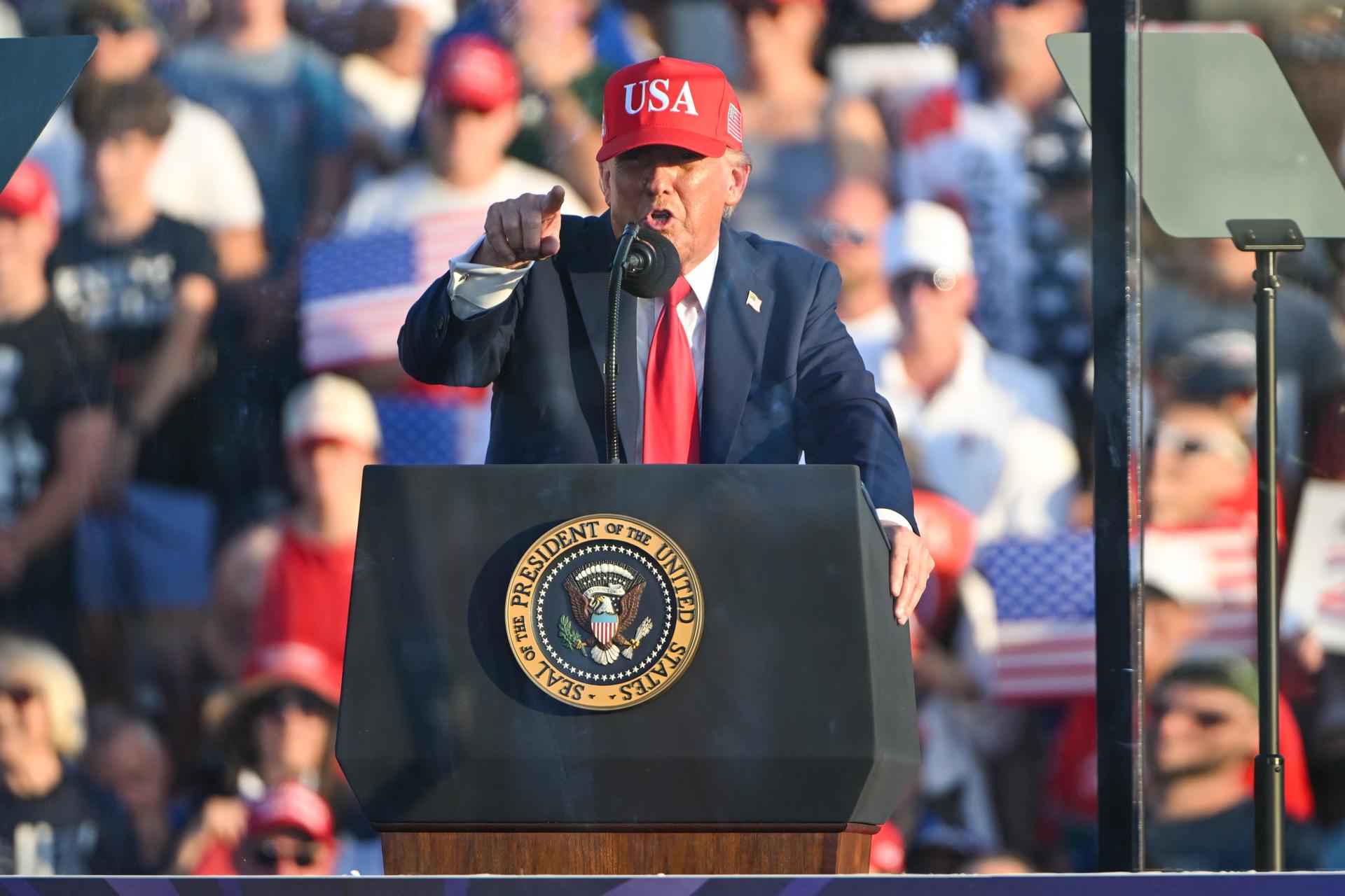 El presidente de Estados Unidos, Donald Trump, al intervenir este jueves, 3 de julio, en mitin político, en Des Moines (Iowa, EE.UU.). EFE./Craig Lassig