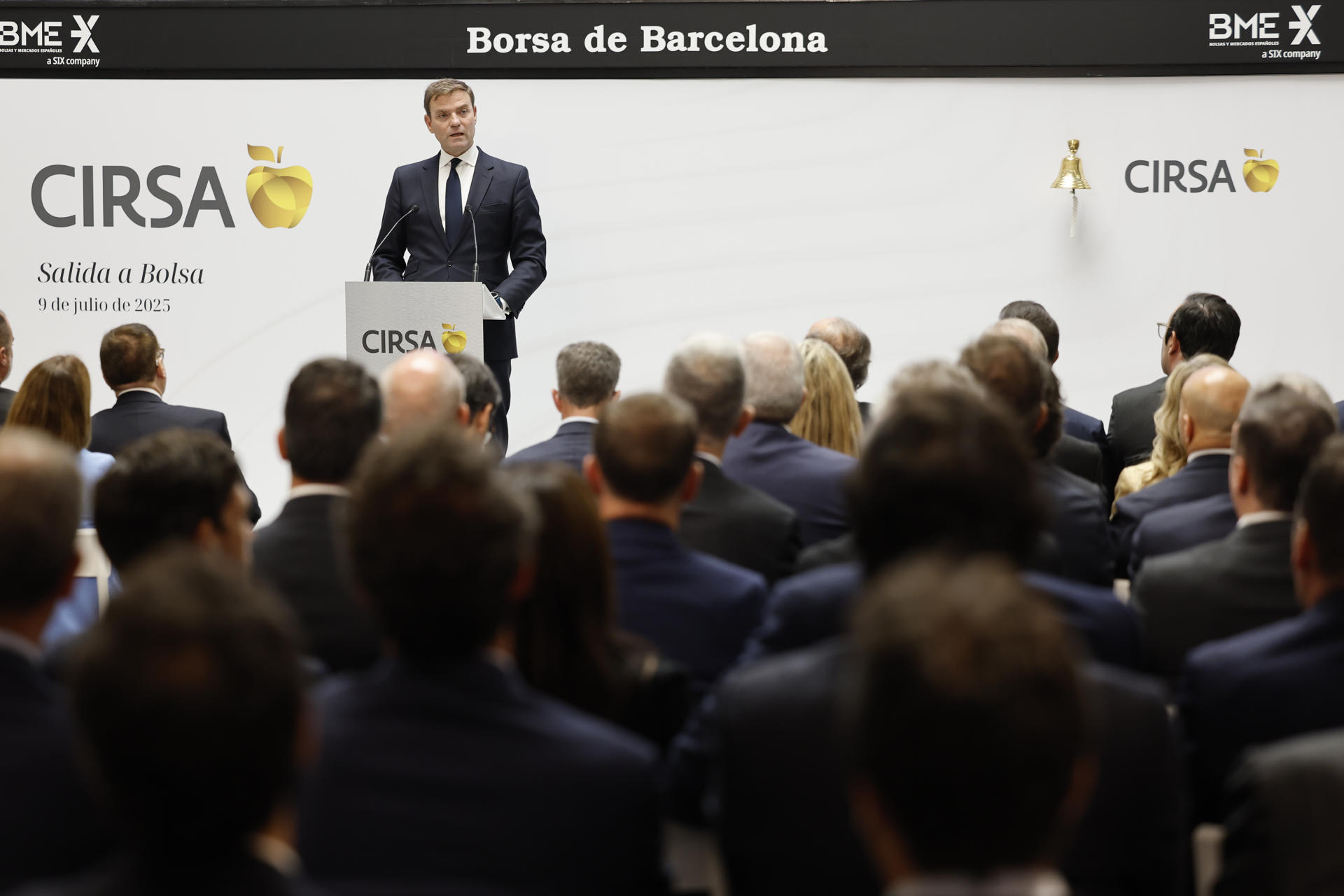 El consejero delegado de Bolsas y Mercados Españoles (BME), Juan Flames, durante el acto de salida a la Bolsa española de la compañía de juego CIRSA donde ha debutado este miércoles con un alza del 6,67 %, después de marcar un primer precio de 16 euros por acción, frente a los 15 euros fijados para su salida al mercado. EFE/Toni Albir