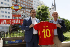 El presidente de la Real Federación Española de Fútbol, Rafael Louzán (d), junto al consejero de Vivienda, Transportes e Infraestructuras de la Comunidad de Madrid y presidente del Consejo de Administración de Metro Madrid, Jorge Rodrigo, presentan una acción especial para visibilizar el apoyo al equipo nacional durante la disputa de la Eurocopa en Suiza, este jueves junto al metro Plaza de España de Madrid. EFE/ Chema Moya