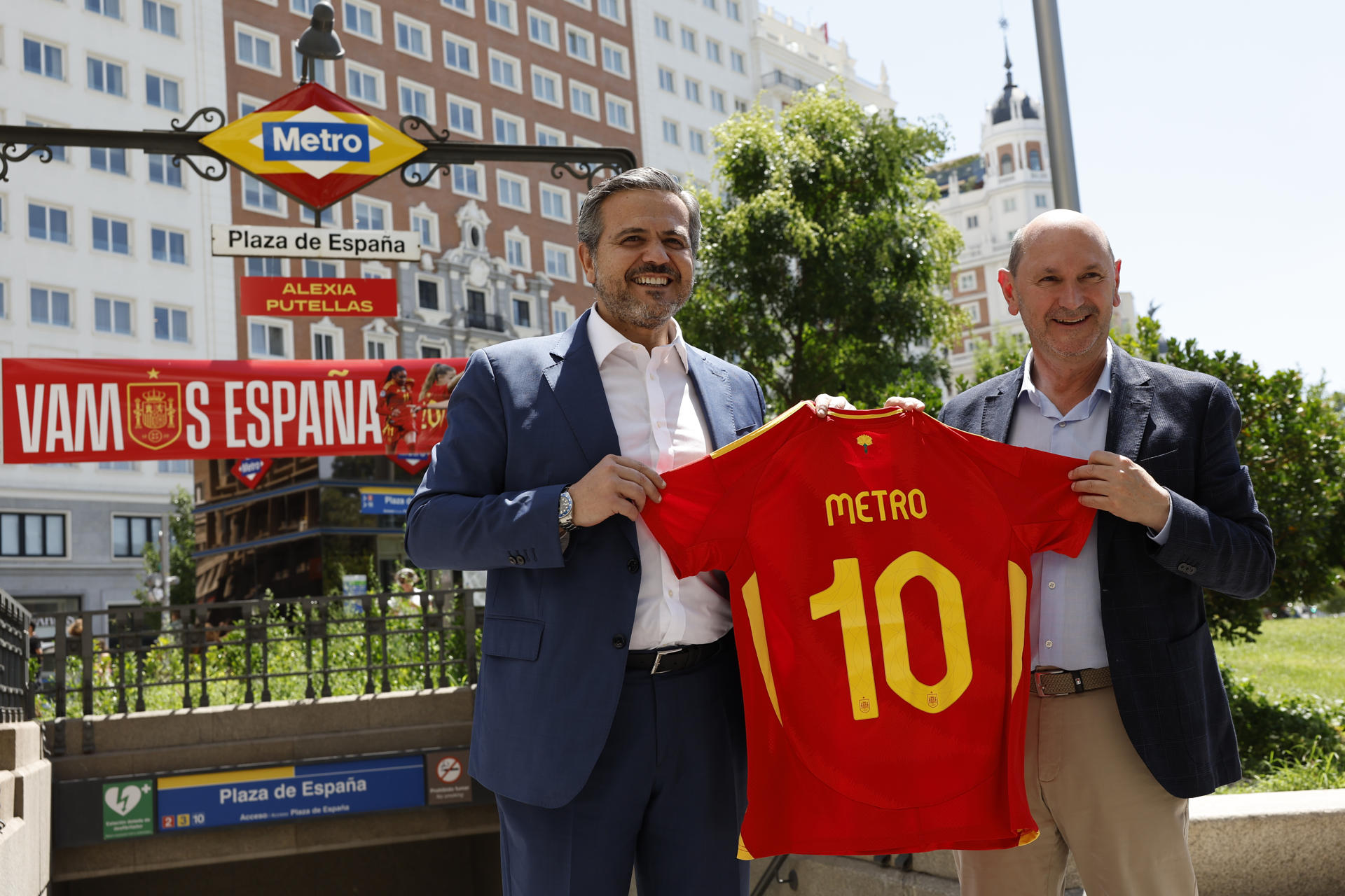 El presidente de la Real Federación Española de Fútbol, Rafael Louzán (d), junto al consejero de Vivienda, Transportes e Infraestructuras de la Comunidad de Madrid y presidente del Consejo de Administración de Metro Madrid, Jorge Rodrigo, presentan una acción especial para visibilizar el apoyo al equipo nacional durante la disputa de la Eurocopa en Suiza, este jueves junto al metro Plaza de España de Madrid. EFE/ Chema Moya