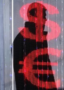 Imagen de un panel electrónico que muestra los símbolos del dólar estadounidense y el euro en una casa de cambio. EFE/EPA/MAXIM SHIPENKOV