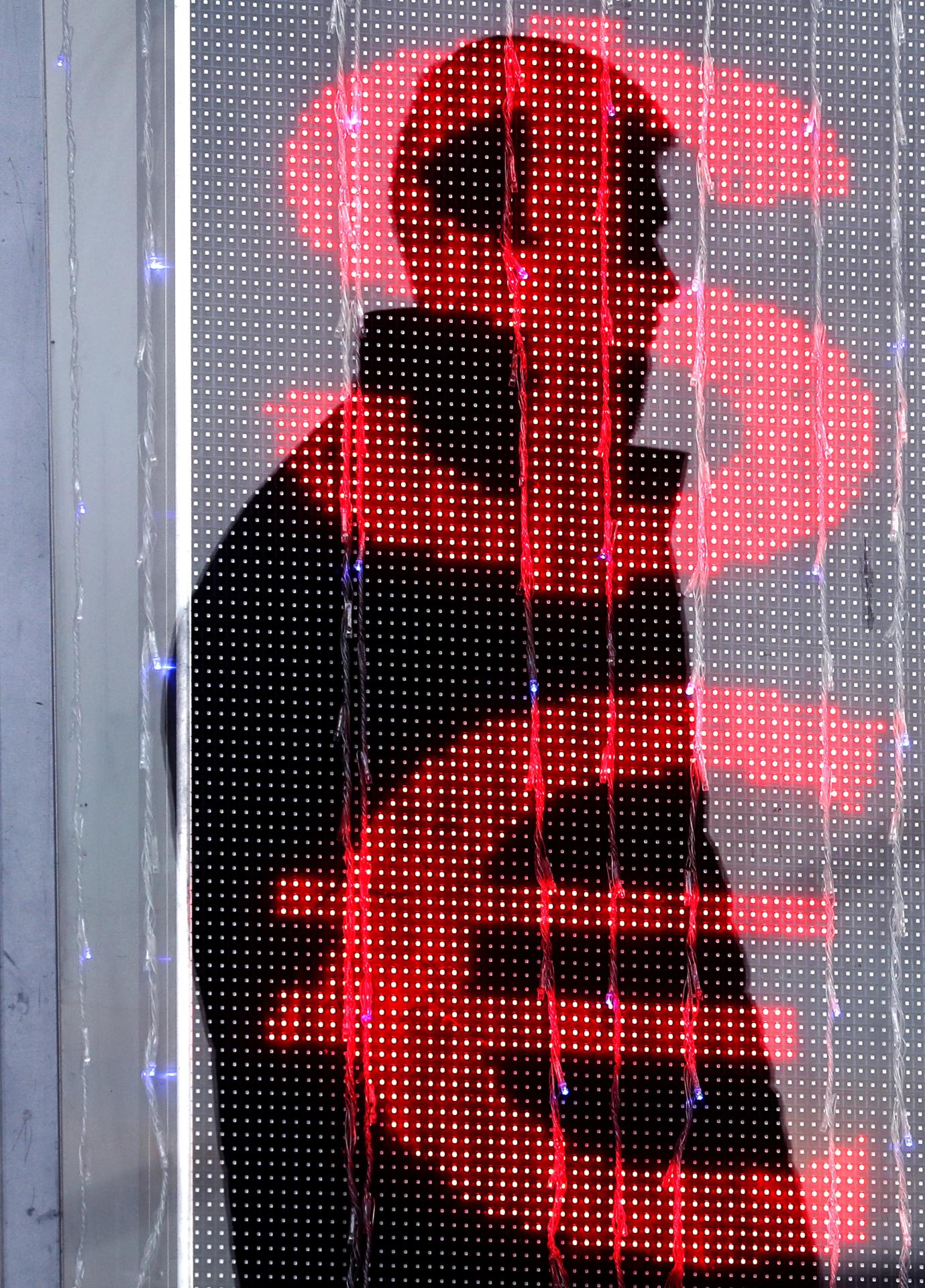 Imagen de un panel electrónico que muestra los símbolos del dólar estadounidense y el euro en una casa de cambio. EFE/EPA/MAXIM SHIPENKOV