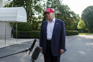 El presidente de EE.UU. Donald Trump habla con los medios de comunicación al salir de la Casa Blanca en Washington, DC, EE.UU., 01 de julio de 2025. EFE/WILL OLIVER / POOL