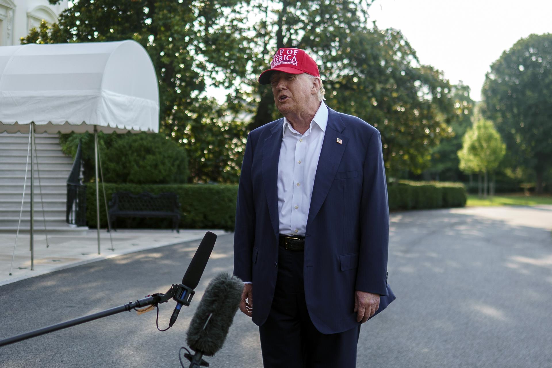 El presidente de EE.UU. Donald Trump habla con los medios de comunicación al salir de la Casa Blanca en Washington, DC, EE.UU., 01 de julio de 2025. EFE/WILL OLIVER / POOL
