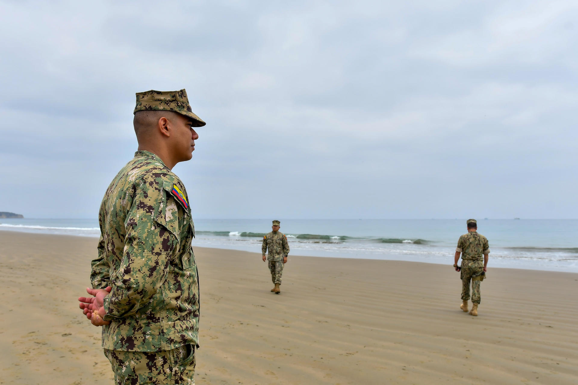 Integrantes de la Armada de Ecuador vigilan la playa El Murciélago este miércoles 30 de julio de 2025 en Manta. EFE/ Ariel Ochoa
