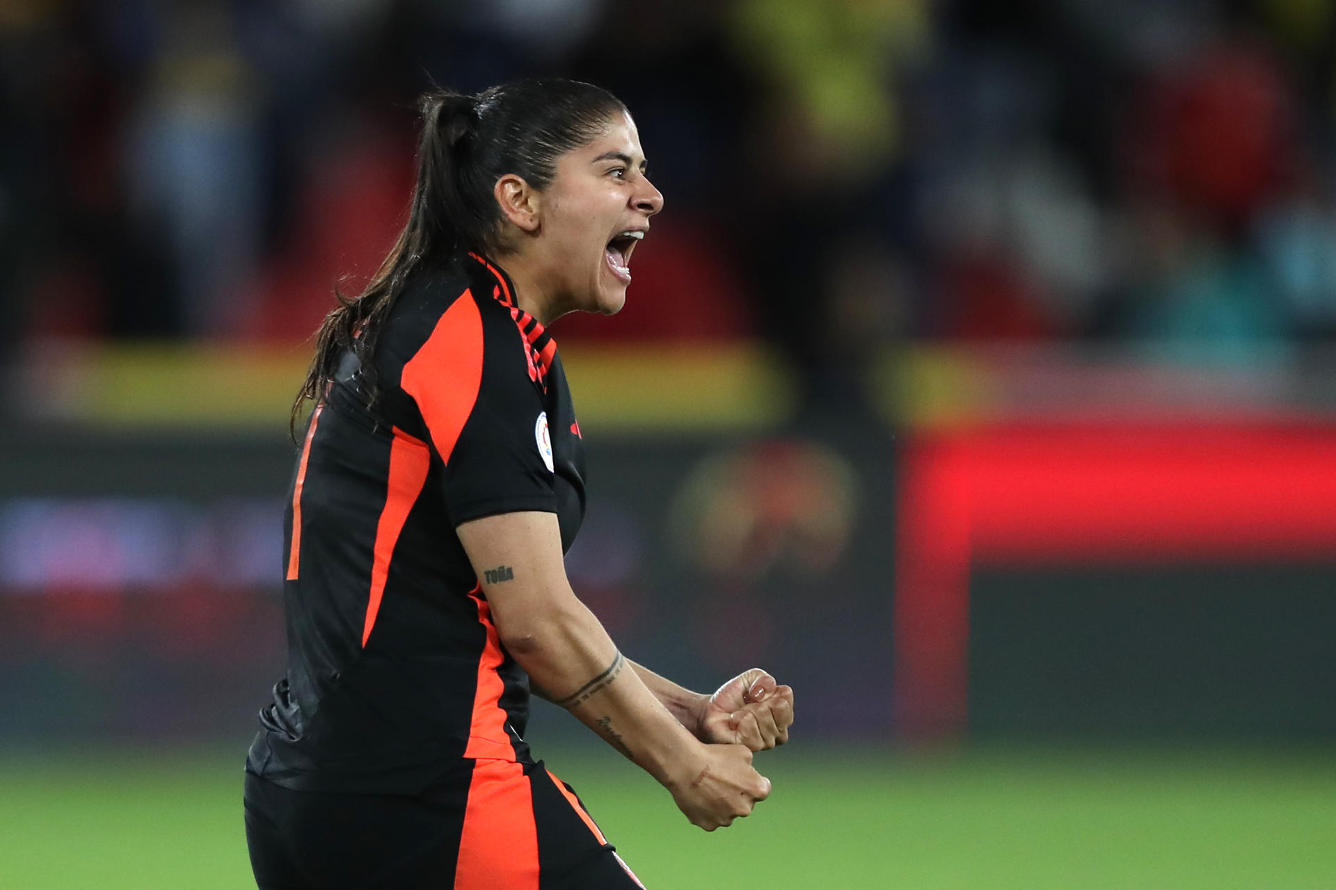 Catalina Usme, de Colombia, celebra un gol en la serie de penaltis en un partido de las semifinales de la Copa América Femenina entre Argentina y Colombia en el estadio Rodrigo Paz Delgado en Quito (Ecuador). EFE/ Jóse Jácome
