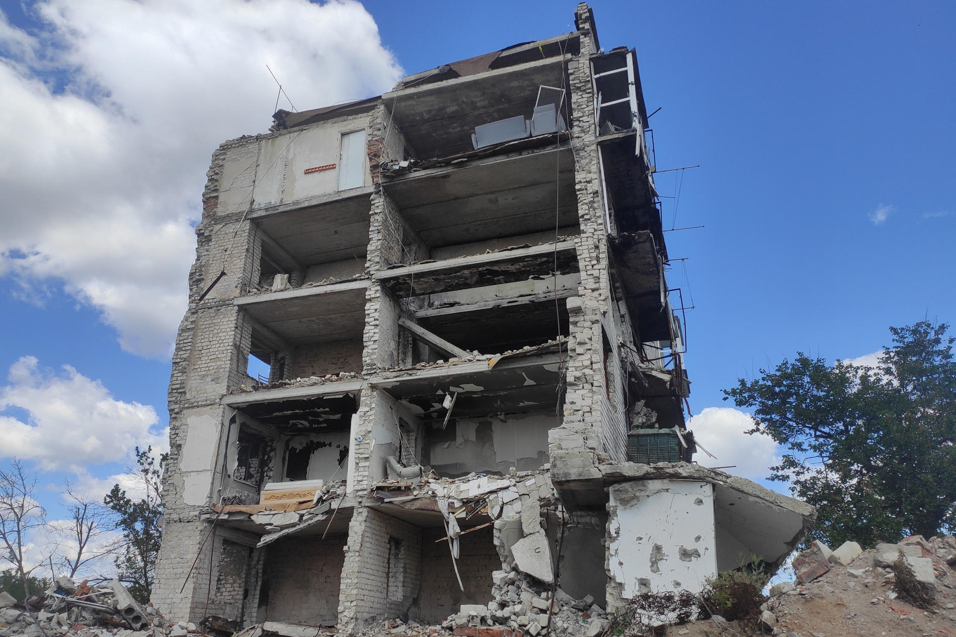 La reconstrucción de negocios y otros edificios destruidos tiene poco sentido en las zonas liberadas de la ocupación rusa, como la ciudad de Izium en la región de Járkov, con combates continuos en las cercanías y en medio de ataques rusos diarios.. Las perspectivas de reconstrucción siguen siendo escasas en la región oriental de Járkov y otros territorios próximos a la línea del frente en Ucrania, al tiempo que el persistente impacto de la invasión rusa limita la inversión de socios extranjeros, asfixia la economía local y pone en duda su futuro a largo plazo.-EFE/ Rostyslav Averchuk