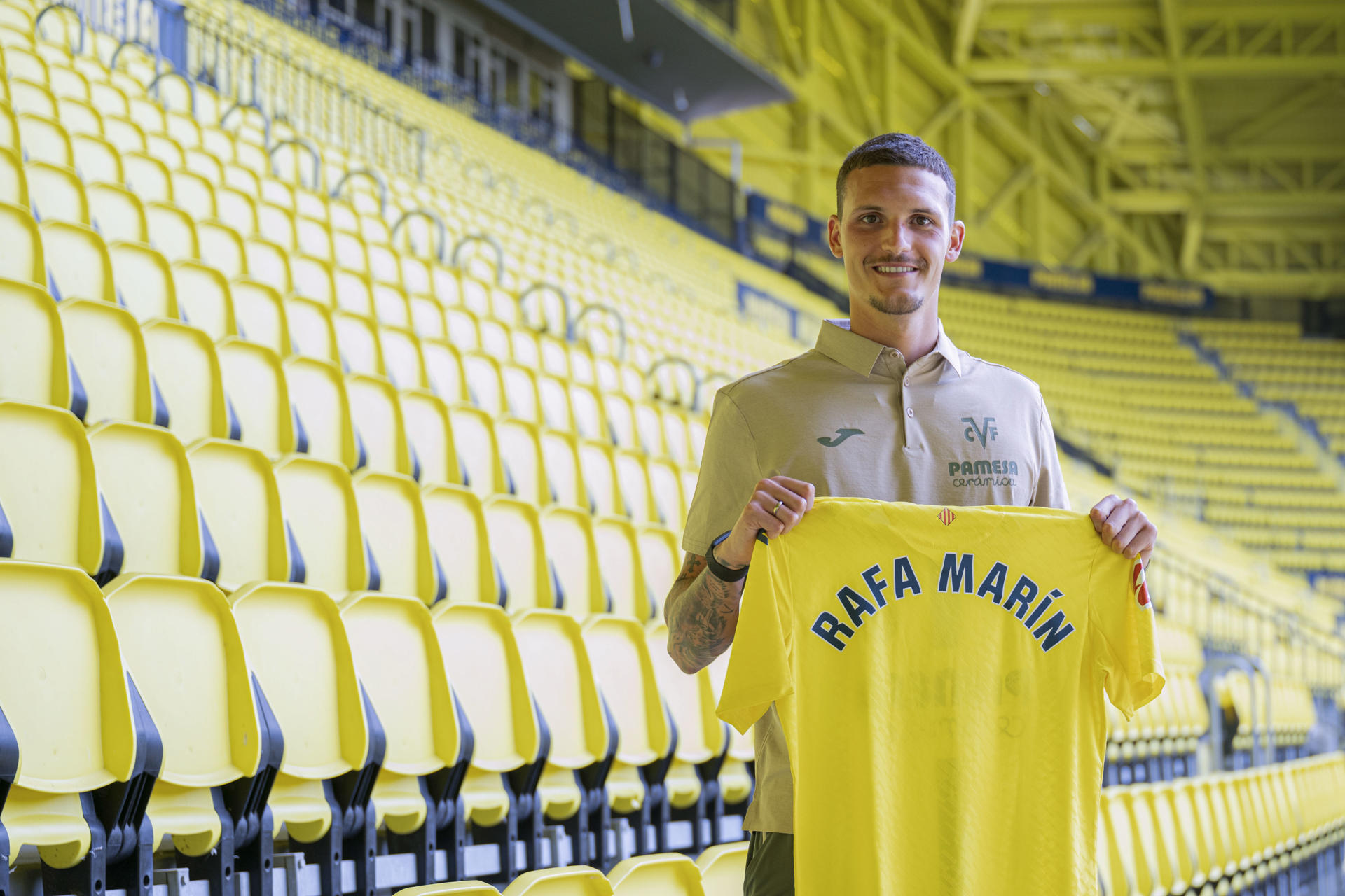 El defensa Rafa Marín posa con la camiseta del Villarreal donde jugará la próxima temporada, cedido por el Nápoles. EFE/Andreu Esteban