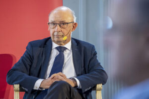 Imagen de archivo (30/5/2023) del exministro de Hacienda Cristóbal Montoro en un debate sobre los retos de la recuperación económica mundial en un contexto de incertidumbre en Logroño. EFE/Raquel Manzanares