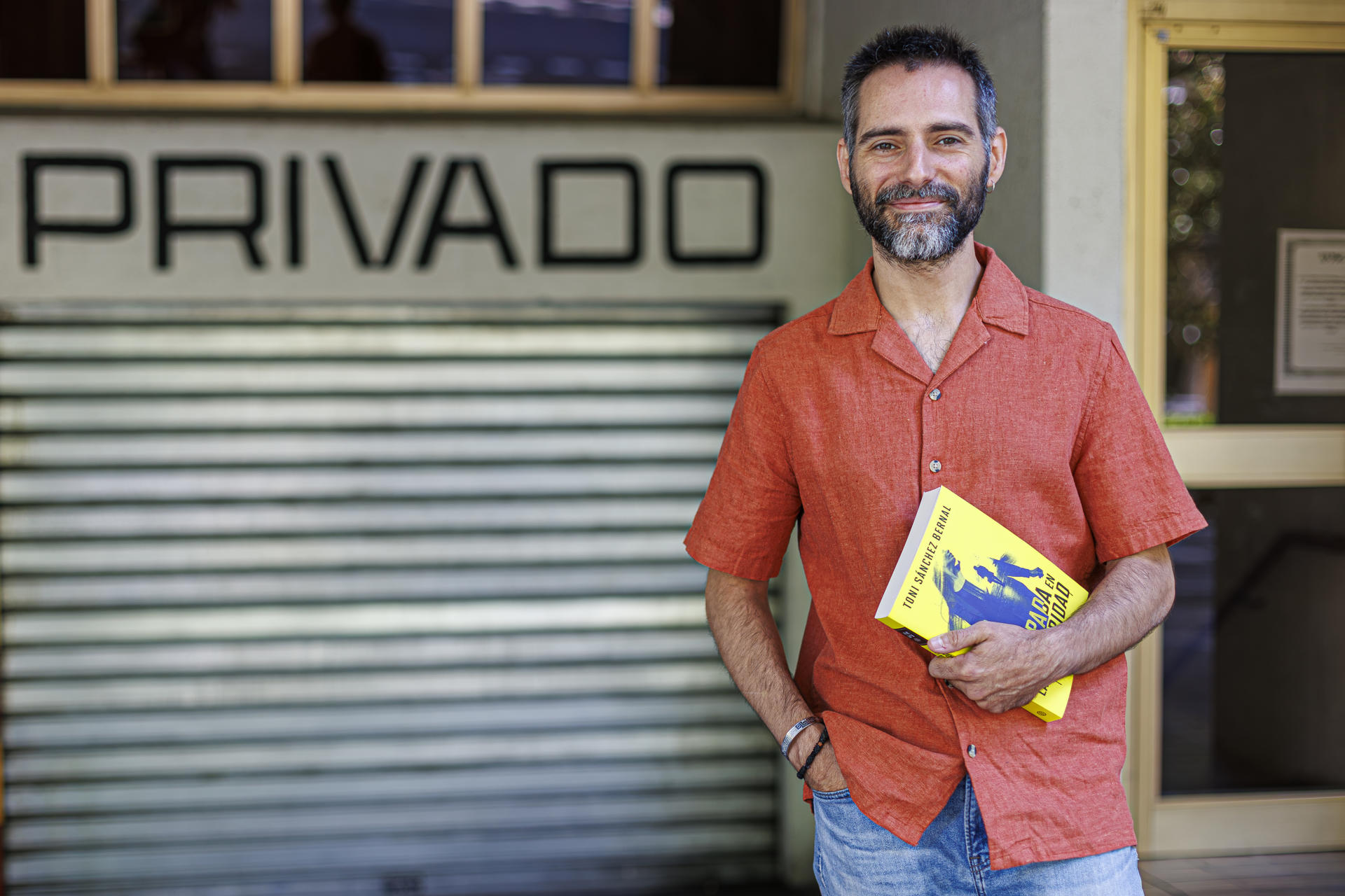 El escritor Toni Sánchez posa para EFE durante una entrevista con motivo de la presentación de su nuevo libro 'Atrapada en la oscuridad' en Zaragoza. EFE/ Javier Belver