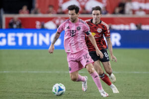 Lionel Messi de Inter Miami controla el balón en un partido de la Major League Soccer entre New York Red Bulls e Inter Miami CF en el estadio Red Bull Arena de New Jersey (EE.UU.). EFE/ Angel Colmenares