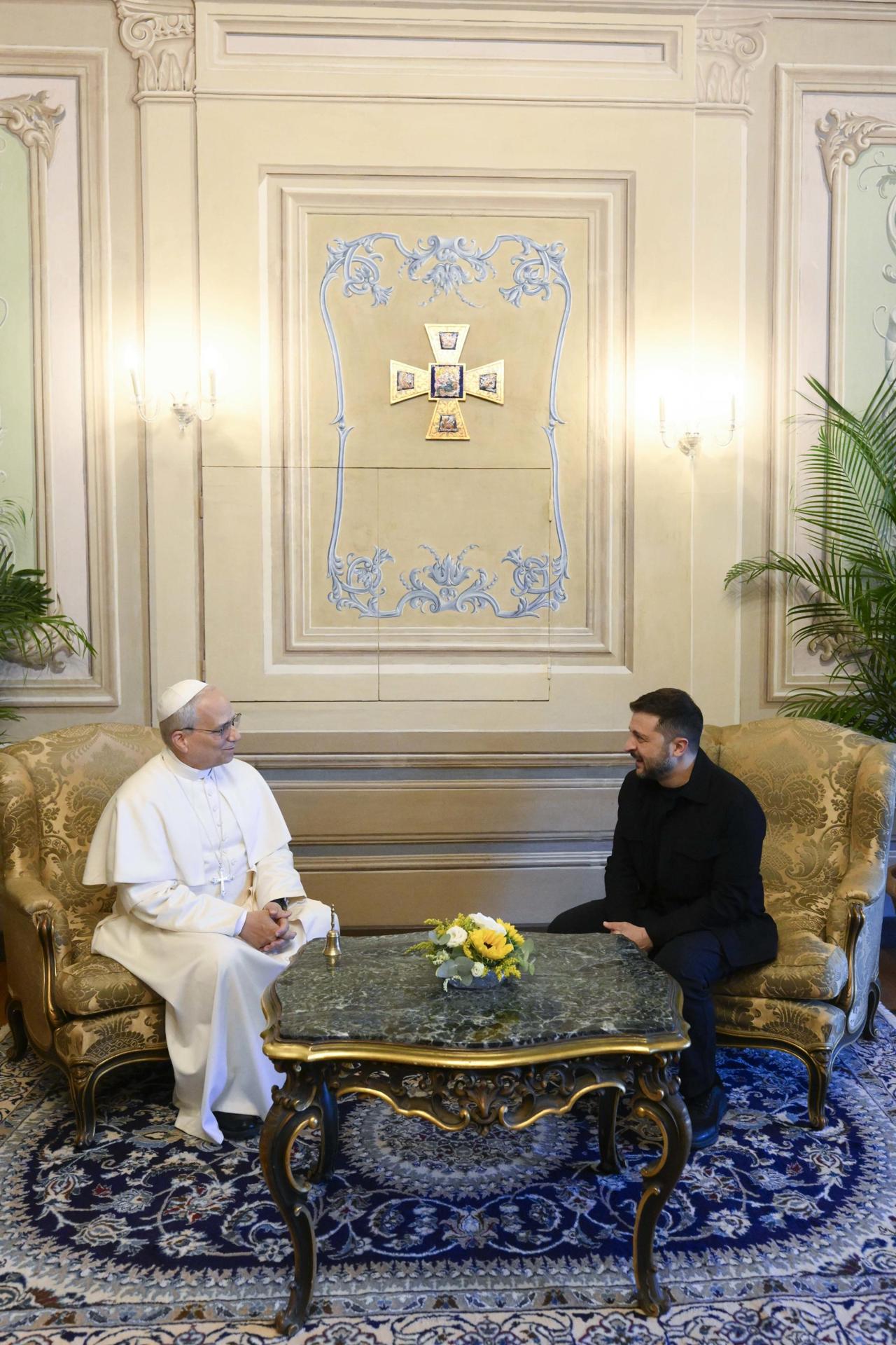 Castel Gandolfo (Italy), 09/07/2025.- A handout photo made available by the Vatican Media shows Pope Leo XIV meeting Ukraine's President Volodymyr Zelensky (R) at the papal residence of Castel Gandolfo, Italy, 09 July 2025. (Papa, Italia, Ucrania) EFE/EPA/VATICAN MEDIA HANDOUT HANDOUT EDITORIAL USE ONLY/NO SALES