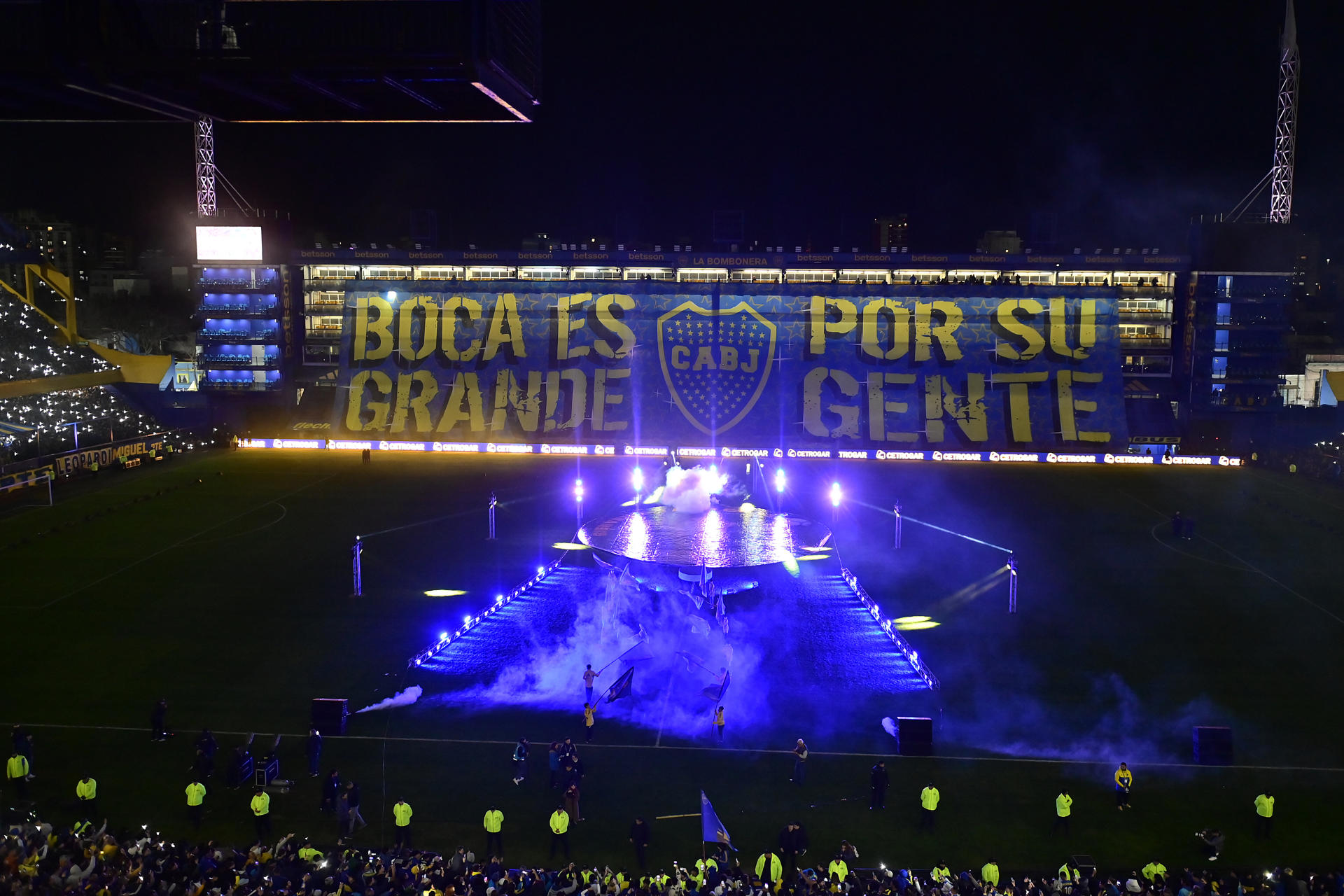 Fotografía de un cartel durante la presentación del futbolista argentino Leandro Paredes como nuevo jugador de Boca Juniors este jueves, en Buenos Aires (Argentina). EFE/Matías Martín Campaya
