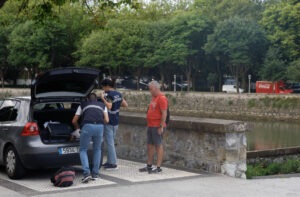 Agentes de la Ertzaintza trabajan junto al río Urumea a su paso por San Sebastián, donde un varón ha aparecido muerto este viernes, según han informado a Efe fuentes del Departamento vasco de Seguridad. EFE/Juan Herrero