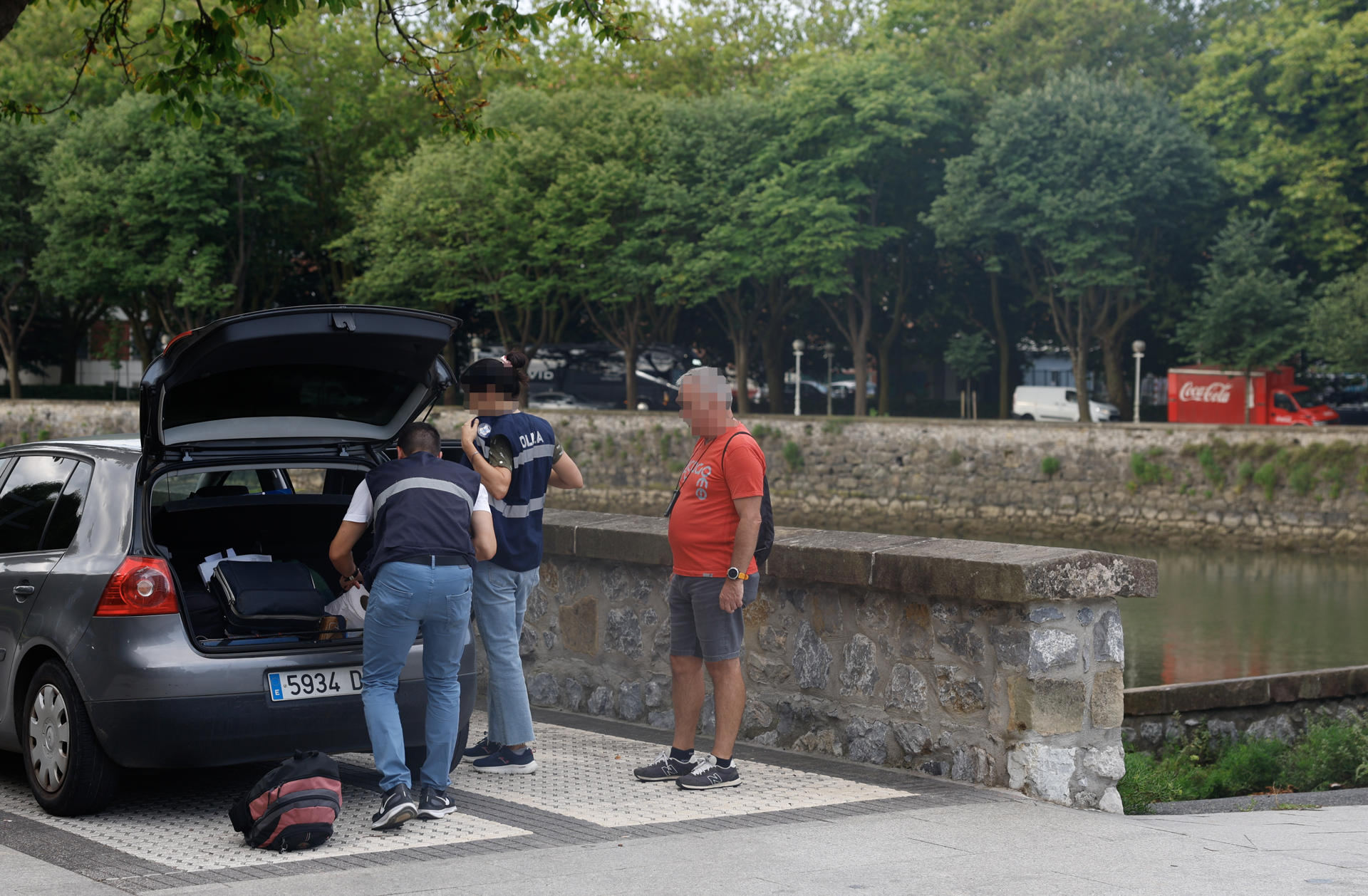 Agentes de la Ertzaintza trabajan junto al río Urumea a su paso por San Sebastián, donde un varón ha aparecido muerto este viernes, según han informado a Efe fuentes del Departamento vasco de Seguridad. EFE/Juan Herrero
