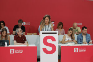 La coordinadora dee SUMAR, Lara Hernández durante la reunión del grupo coordinador de Movimiento Sumar, el máximo órgano de dirección política del partido de la vicepresidenta segunda del Gobierno, Yolanda Díaz, para analizar la situación política tras el caso Cerdán que afecta al PSOE, este sábado en Madrid. EFE/ Zipi Aragon